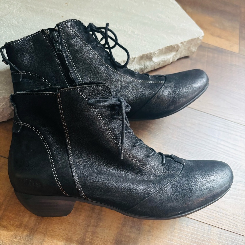 Taos Footwear Black Ankle Boots